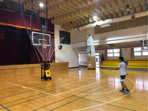 NTUS體育運動培訓學院 - 投籃機的投籃預備動作練習