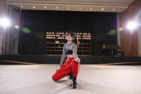 Amber 安柏 舞蹈老師 - 照片為拍攝舞蹈cover的裝扮
(拍攝 Don't start now)