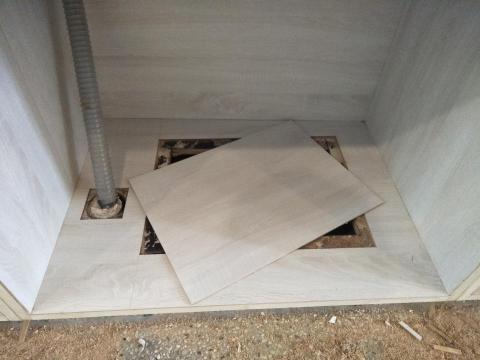 葉光銘 光木業室內裝潢 - 在原有位置刨除腐壞的表面以後，上膠貼上新的皮版，同時為了以後維修方便，設置一個簡單的維修孔。