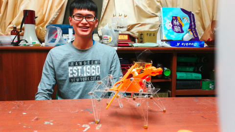 黃祥倫 - 自主專題隻仿生獸設計