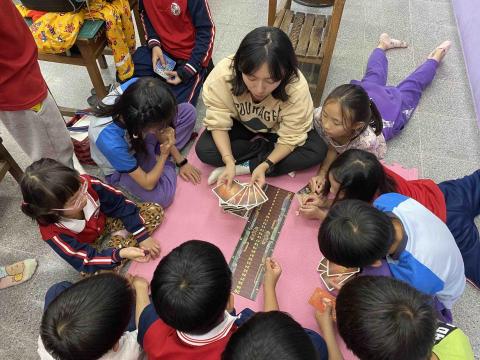 陳君華 - 帶桌遊學情緒社交
