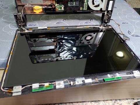 草世木維修工作室/水貨電器維修 - 筆電面板更換