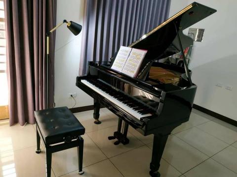 FB：勝利巴哈鋼琴．日文工作室 - 勝利巴哈鋼琴工作室
採用YAMAHA平台鋼琴
位於台南市永康區勝利街107巷70號2樓
瀨：joan1145t  
電話：0912-158-459 
