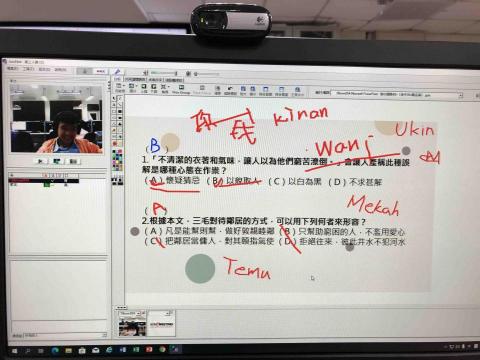 陳品蓁 - 線上教學照片1
下方為我 而螢幕左上方為學生
因為孩子是原住民
在上課之餘也和孩子交流並討論原住民語言的文化
對孩子能夠有耐心並相處融洽
讓學習不再是件壓力大的事情～

