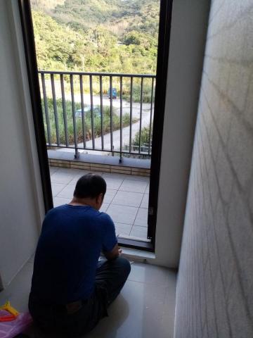 周中慶先生 - 窗框漏水