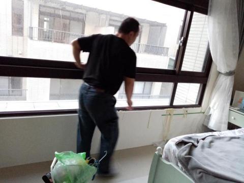 周中慶先生 - 窗框漏水～高壓灌注