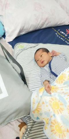 郭琪美 - 帶著新生兒寶貝看黑白圖卡