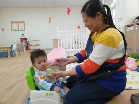 郭琪美 - 協助寶貝吃副食品