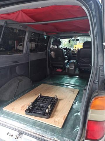 小老闆搬家專車 - 車子大小為8人座廂型車，套房物品基本上都是放得下去的，因為是自己一個人出來闖，所以不用層層剝削，所以價格經濟實惠