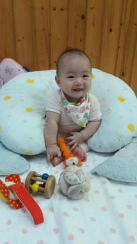 郭琪美 - 和寶寶互動並協助獨立做「坐」的動作，增加寶寶肢體協調性