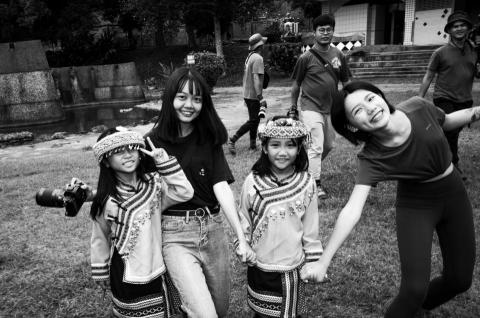 韓子彤 - 在國小拍攝畢業照時的工作照