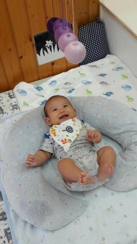 郭琪美 - 引導3個月的寶寶看漸色球吊飾