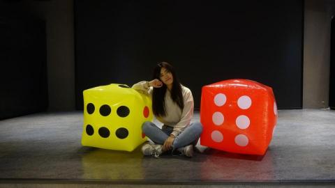 典典道具租借 - 大型充氣骰子
NT$ 600
租金：四顆不同顏色600元
尺寸：對角線80公分
規格：充氣塑膠
備註：春酒尾牙 / 婚宴敬酒 / 生日宴會/ 派對活動
顏色 :  紅/藍/白/黃
商品租借請洽業務窗口
公司電話： 0965-139663
                   0933-957700