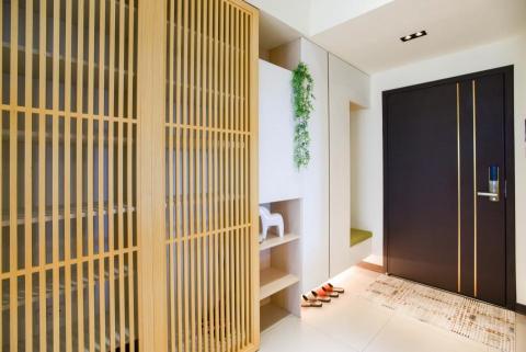 倪米室內裝修設計 - 現代人生活壓力非常大，一個能夠好好放鬆的家是回復元氣的重要場所。業主對這間三房兩廳兩衛的主要訴求是：希望回到家，看到家中
溫馨的布置就能暫時放下工作上的壓力、小孩也能夠在適合的環境裡快樂長大。經過和設計師的討論後，將風格定調為北歐風，藉由裝潢
把輕鬆愜意的氛圍融入空間，放緩生活步調，替隔天出門打拼的人們注入能量。

