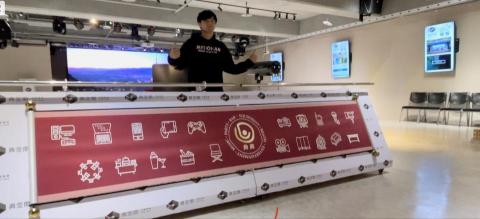 典典道具租借 - 啟動儀式特效台
NT$ 25000
啟動儀式特效台
租金 : 25000
!!!包含底圖輸出、卷軸輸出、雙北運送、現場道具設備工作人員!!!
器材尺寸 : 長度四米、高度一米   建議四到八名嘉賓啟動使用
卷軸 : 展開長度319公分 卷軸用PP材質
適用場合 : 產品發表、開幕儀式、動土儀式、啟動儀式
特色 : 氣勢磅礡、市場唯一、特色新潮、以租代買不占空間