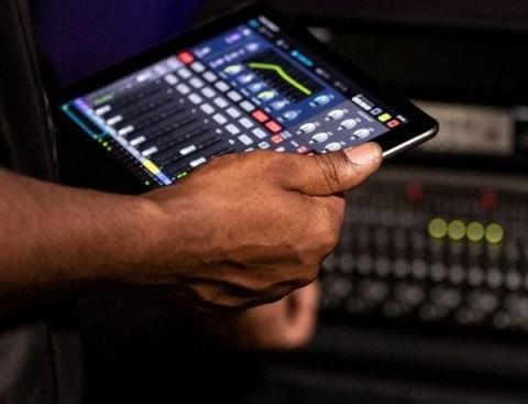 典典道具租借 - Zoom L-20R + 16路舞台配線盒 + iPad
NT$ 6000
現場活動神器！
iPad控制，簡易方便。

六個獨立的監聽輸出，20軌輸入，樂團現場混音、錄音一機搞定。
搭配16路舞台盒，超長距離15米連接控台與舞台，輕鬆做場！
租借套裝 內含LiveTrak L-20R
AD-19 AC電源
BTA-1藍牙
機櫃耳朵
iPad
16路舞台配線盒(15米)