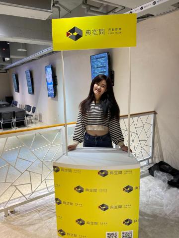 典典道具租借 -  小市集攤位
NT$ 1000 ～ NT$ 1500
產品顏色 : 乳白色
眉頭 : 80*30cm
圍板 : 174*86cm
淨重 : 7.5kg
正面 : 81*86
側面 :39*86
無印刷租借 : 1000
印刷租借 : 1500



商品租借請洽業務窗口

公司電話： 0965-139663
                   0933-957700
              