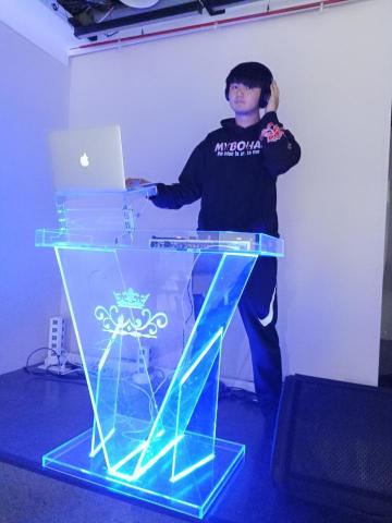 典典道具租借 - 七彩DJ台
底座到高台的高度90公分 桌面寬55公分
租金：2500元(含輸出)

     商品租借請洽業務窗口
公司電話： 0965-139663
                   0933-957700
                    ideaplansales2@gmail.com
