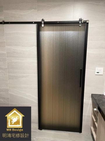 明鴻宅修設計工程 - 髮絲紋路，加仿木紋玻璃滑門