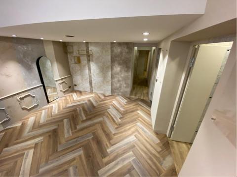 阿博塑膠地板.Spc卡扣地板 - 醫美診所（長條木紋人字貼法）