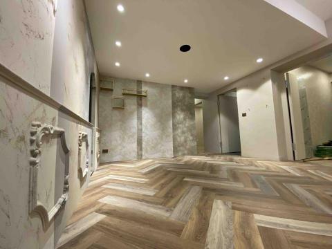 阿博塑膠地板.Spc卡扣地板 - 醫美診所（長條木紋人字貼法）