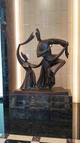 辰宇創兆設計坊 - 台灣知名雕塑大師-謝棟樑老師的作品
這座雄偉的雕像 #歌舞昇平
3D掃描-3D建模-3D列印-翻銅後製
2018年我們也協助印製過中型的歌舞昇平
目前展示於新莊遠雄95大樓 
覺得榮幸??

負責列印機台MAX
可列印尺寸1000x1000x1000mm