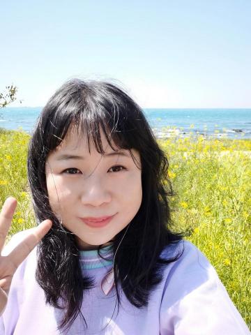 韓語學習 - 瑟島海邊油菜花田，趁沒人，摘下口罩。惱人的疫情啊...