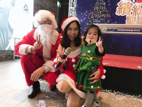  溱果甜心婚禮/活動主持人 - 主持聖誕活動-小朋友特別開心跑來跟聖誕老公公和聖誕老婆婆合照
