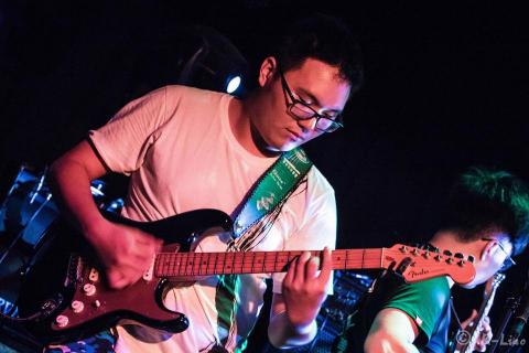 音樂雜技屋-音樂部（吉他、熱音等樂器） - 岩石酒館演出
