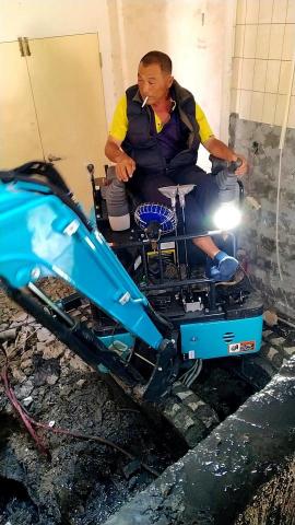 原住民拆除打石工程行 - 挖土機作業