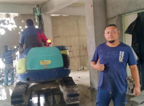 原住民專業拆除打石工程行 - 挖土機作業中