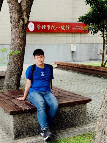 柯子暘 - 臺灣大學管理學院前廣場留影