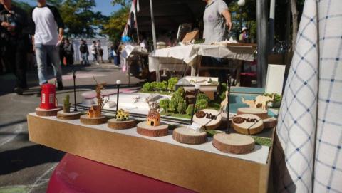 心玲 - 裝飾品拍賣現場