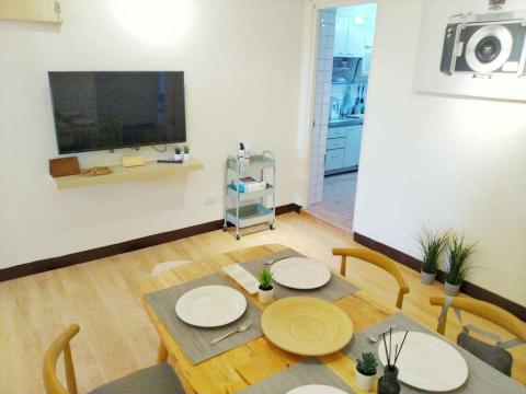 葉光銘 光木業室內裝潢 - 經過鋪設塑膠地板以及投射燈光的配置，搭配現成傢俱。現場是完全不一樣的氣氛。