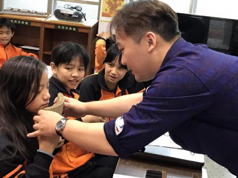 鄭博元排笛教學中心 - 吹奏姿勢雖然簡單，但是如果出現壞習慣將影響吹奏品質，一定要謹慎調整。