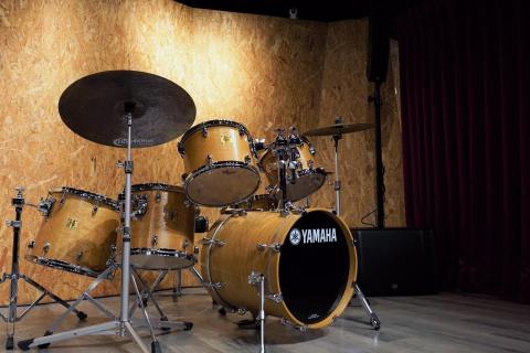 UNI Space 有意思藝文空間 - Yamaha Oak Custom 6 pieces，絕版稀有日場爵士鼓。
大朋友可以自由選擇要使用傳統鼓還是電子鼓上課