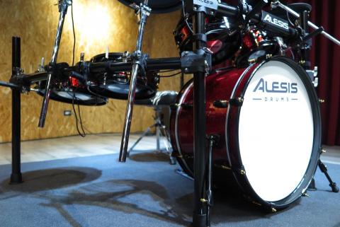 UNI Space 有意思藝文空間 - Alesis strike pro se,旗艦機電子鼓。對於身高不夠的小朋友可以選擇使用電子鼓教學，同時可以降低音量保護耳朵