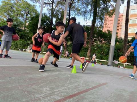 暴龍運動訓練營-Larry教練 - 籃球假日班訓練