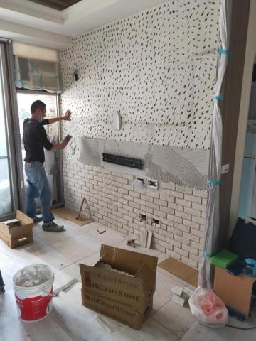 樵雅室內設計工程有限公司 - 客厅電視牆面贴文化石磚施工中