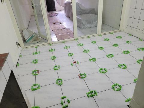 宅修抓漏工程 - 地板貼磚