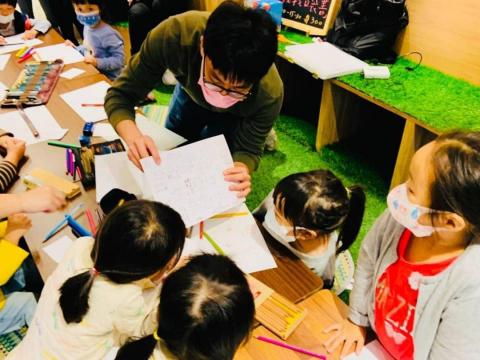 Boris 李晨豪 - 於臺北華山華麗島兒童書店進行兒童工作坊。 Boris 李晨豪 - 於臺北華山華麗島兒童書店進行兒童工作坊。