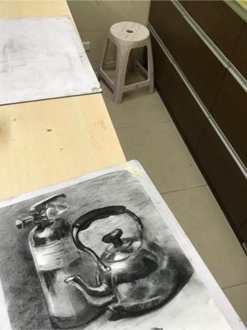 張凱閔 - 炭筆金屬質感表現