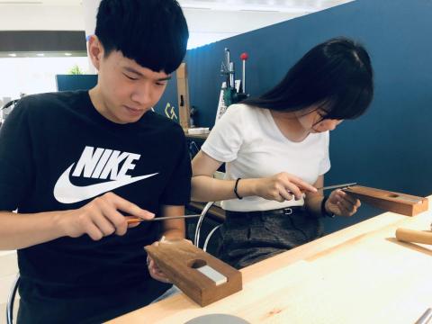 領金者工藝設計工作室 - - 銀細工匠體驗 -
一人成班,老師隨時看的到,手把手教學超有安全感! 領金者工藝設計工作室 - - 銀細工匠體驗 -
一人成班,老師隨時看的到,手把手教學超有安全感!