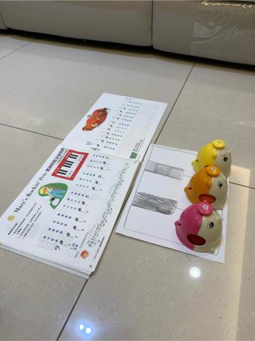Noémie思思（鋼琴長笛老師） - 用地鼠鐘輔助孩子在鍵盤上的音名唱名認識，不同的聲響不僅能夠吸引孩子注意力，更能讓孩子在遊戲中學習