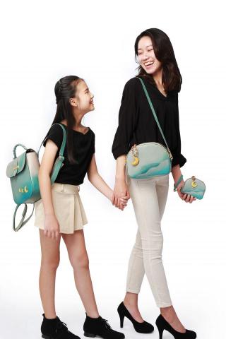 領金者工藝設計工作室 - - 設計品 沐籟Moon Light -
- 材質:義大利植鞣革
- 理念:沐籟Moon Light,沐浴在萬籟之中。 跳脫以往皮製品的純色染手法,賦予皮件更多生命力,就像沐浴於萬籟。
 領金者工藝設計工作室 - - 設計品 沐籟Moon Light -
- 材質:義大利植鞣革
- 理念:沐籟Moon Light,沐浴在萬籟之中。 跳脫以往皮製品的純色染手法,賦予皮件更多生命力,就像沐浴於萬籟。