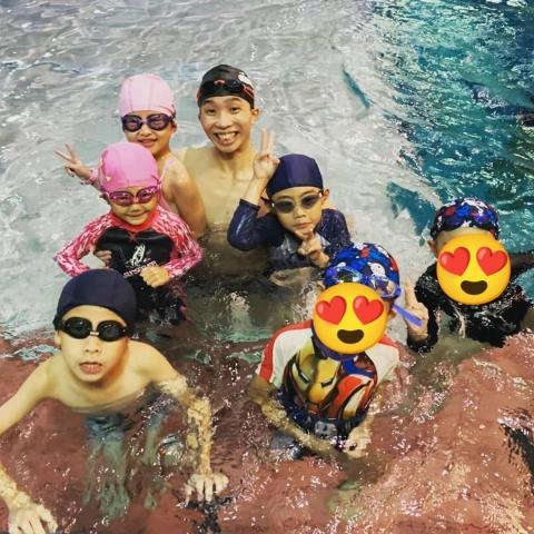 海鷗教練的游泳教室 - 與游泳學生之攝影照(幼稚園大班) 海鷗教練的游泳教室 - 與游泳學生之攝影照(幼稚園大班)