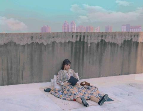張致遠 - 女孩在屋頂享受夕陽的餘暉，究竟是什麼書，讓她如此沈迷