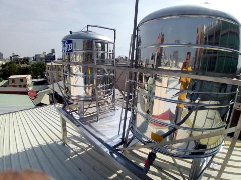 益鑫工業社 - 頂樓安裝水塔2