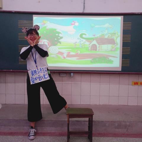 魏筱靜 - 與自身製作教學活動用投影片合影！