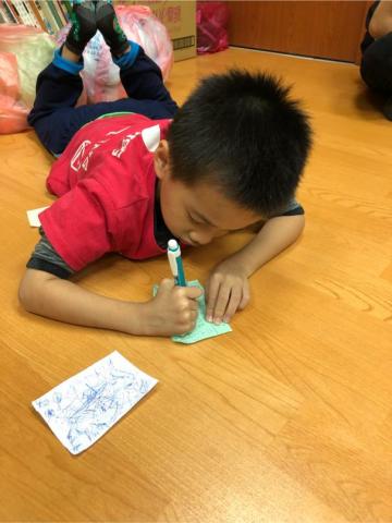 翔婷 - 陪小朋友一起畫畫